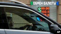 Kursna lista u Moskvi (Foto: AP/Alexander Zemlianichenko)