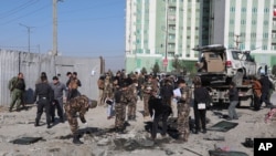 Petugas keamanan Afghanistan menyelidiki lokasi serangan bom di Kabul, Afghanistan, 15 Desember 2020. Serangan bom dan penembakan pada hari Selasa di ibukota Afghanistan, Kabul menewaskan beberapa orang, termasuk wakil gubernur Kabul. (Foto: AP)