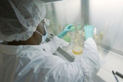 Seorang peneliti menguji kandidat vaksin COVID-19 di laboratorium Eli Lilly di Indianapolis, Mei 2020. (Foto: David Morrison / Eli Lilly via AP)