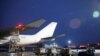 ယူကရိန်းနိုင်ငံ၊ Boryspil အပြည်ပြည်ဆိုင်ရာလေဆိပ်တွင် လေယာဥ်ပေါ်မှချနေသည့် ယူကရိန်းအတွက် အမေရိကန်၏ စစ်ရေးအကူအညီများ။ (ဖေဖော်ဝါရီ ၅၊​ ၂၀၂၂) (Reuters)