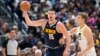 Nikola Jokić u duelu sa Laurijem Markanenom (Foto: AP/David Zalubowski)