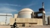 FILE - Seorang pekerja mengendarai sepeda melewati depan gedung reaktor pembangkit listrik tenaga nuklir Bushehr, Iran, 26 Oktober 2010. (AP/Mehr News Agency, Majid Asgaripour, file)