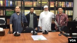 Staf Radio Hang, stasiun radio khusus Islam Salafi di Batam. (VOA/K. Varagur)