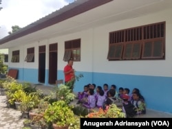 Suasana belajar mengajar di salah satu sekolah di Pulau Samosir, Danau Toba, Sumatera Utara. (Foto: VOA/Anugerah Adriansyah)