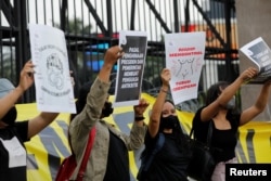 Demonstrasi menolak pengesahan UU KUHP yang baru, di luar DPR di Jakarta, 5 Desember 2022. (Foto: REUTERS/Willy Kurniawan)
