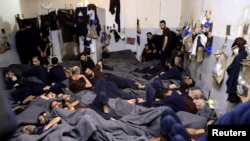 Para warga asing yang diduga anggota kelompok militan ISIS ditahan di sel penjara di Hasaka, Suriah, 7 Januari 2020. (Foto: Reuters)