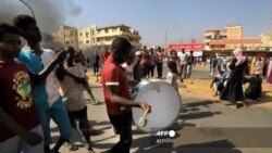 فوجی بغاوت کی اطلاعات کے بعد لوگ سڑکوں پر جمع ہیں۔