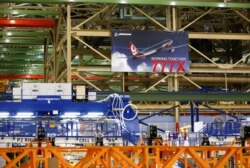 Spanduk besar bertuliskan 777X di lantai perakitan Boeing 777X saat tur untuk media di Everett, Washington, 27 Februari 2019. (Foto: Reuters)