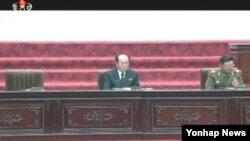 북한 김정은 국방위원회 제1위원장이 25일 열린 최고인민회의 제13기 2차회의에 불참한 것으로 확인됐다. 이날 조선중앙TV가 공개한 최고인민회의 주석단 맨 가운데 자리에는 김영남 최고인민회의 상임위원장이 앉았으며 그의 옆에는 황병서 군 총정치국장이 자리했다. 김 상임위원장의 옆 빈자리는 박봉주 내각총리의 자리다. 