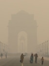 Gerbang India saat langit diselimuti kabut asap setelah kualitas udara Delhi memburuk akibat polusi udara, di New Delhi, India, 19 November 2024. (Foto: Reuters)