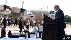 Benjamin Netanyahu yana jawabi a filin saukan jiragen sama na kasar Uganda
