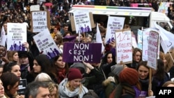Pawai "Hari internasional untuk Penghapusan Kekerasan terhadap Perempuan" di Paris, Perancis, 23 November 2019.
