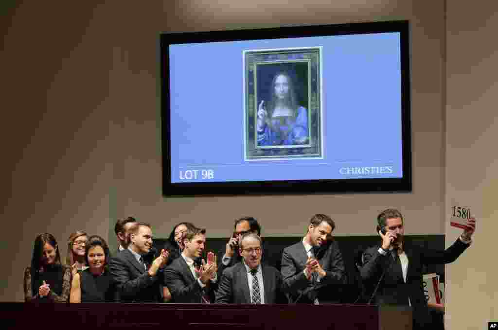 Wakilan masu son sayen zane-zane suna bayyana mamakinsu a bayan da aka sayi zanen "Salvator Mundi" na Leonardo da Vinci a kan tsabar kudi Dala miliyan 450 (kimanin Naira Biliyan 160) a dakin gwanjon Christie's na New York a ranar laraba 15 Nuwamba 2017.