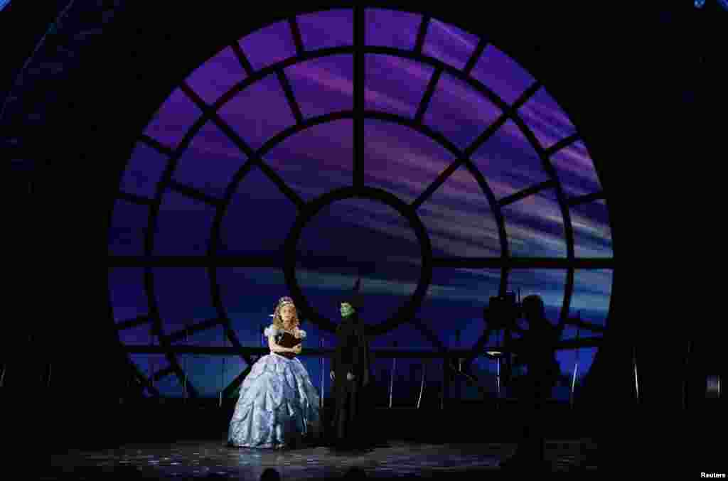 Aktor Jennie Barber (kiri) dan Christine Dwyer menampilkan cuplikan adegan dari pagelaran "Wicked" pada malam anugerah untuk insan teater Amerika "Tony Awards" di Radio City Music Hall, New York (8/6).