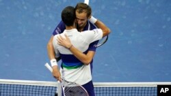 Zagrljaj Danila Medvedevi Novaka Đokovića na mreži posle finala US Opena (Foto: AP)