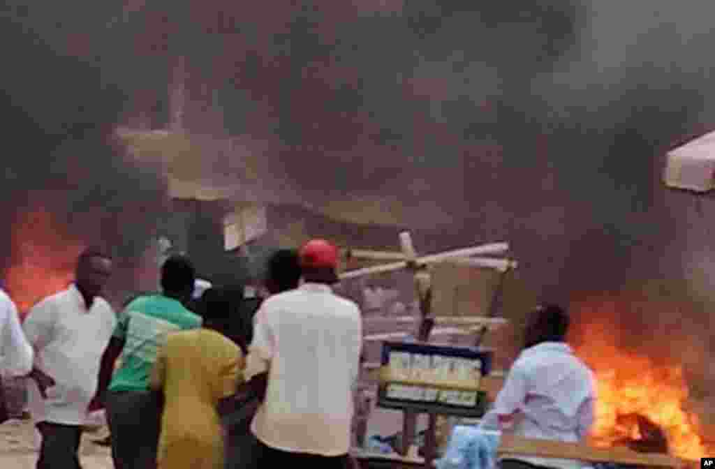 Mutane na kallon wajenda Bom ya fashe a birnin Jos, dake Jihar Filato.