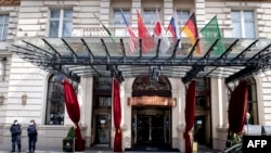 Sejumlah polisi Austria berjaga di depan pintu masuk Grand Hotel di Wina, Selasa, 6 April 2021, di mana para diplomat Uni Eropa, China, Rusia dan Iran mengadakan pembicaraan tentang perjanjian nuklir Iran.