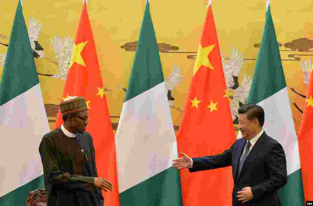 Shugaba Muhammadu Buhari na Najeriya yana gaisawa da shugaba Xi Jinping na kasar Sin a Babban Dakin Taron Al'umma na birnin Beijing, yau talata 12 Afrilu, 2016. EPA/KENZABURO FUKUHARA / POOL