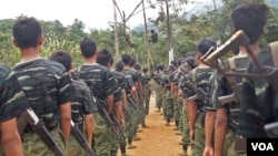 ကချင်ပြည်နယ် နယ်စပ်တနေရာမှာ စစ်ရေးလေ့ကျင့်နေတဲ့ အေအေ ရခိုင်လက်နက်ကိုင် တပ်ဖွဲ့ဝင်များ