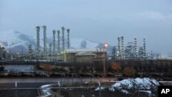 Arhiva - Na ovoj fotografiji od 15. januara 2011, vidi se postrojenje za tešku vodu u blizini Araka, udaljeno 250 kilometara od Teherana, Iran.