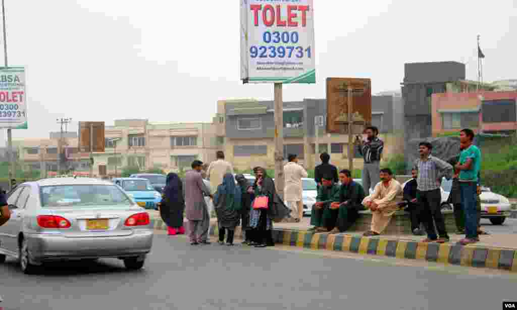 سمندری طوفان کو قریب سے دیکھنے کے منتظر شہری، اشارہ ملتے ہی ساحل پر جانے کے لئے بے تاب ہیں