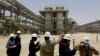 Insinyur dan jurnalis Saudi Aramco melihat proyek gas Hawiyah di Hawiyah, di Provinsi Timur Arab Saudi pada 28 Juni 2021. (Foto: AP)