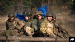 Військовослужбовці 1 бригади Нацгвардії України "Буревій" на БТРі під час бойових занять на військовому полігоні 3 листопада 2023 р. Фото: AP/Efrem Lukatsky