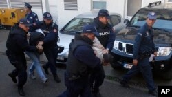 Crnogorska policija privodi osumnjičene na razgovor u Podgorici na dan izbora 16. oktobra 2016.