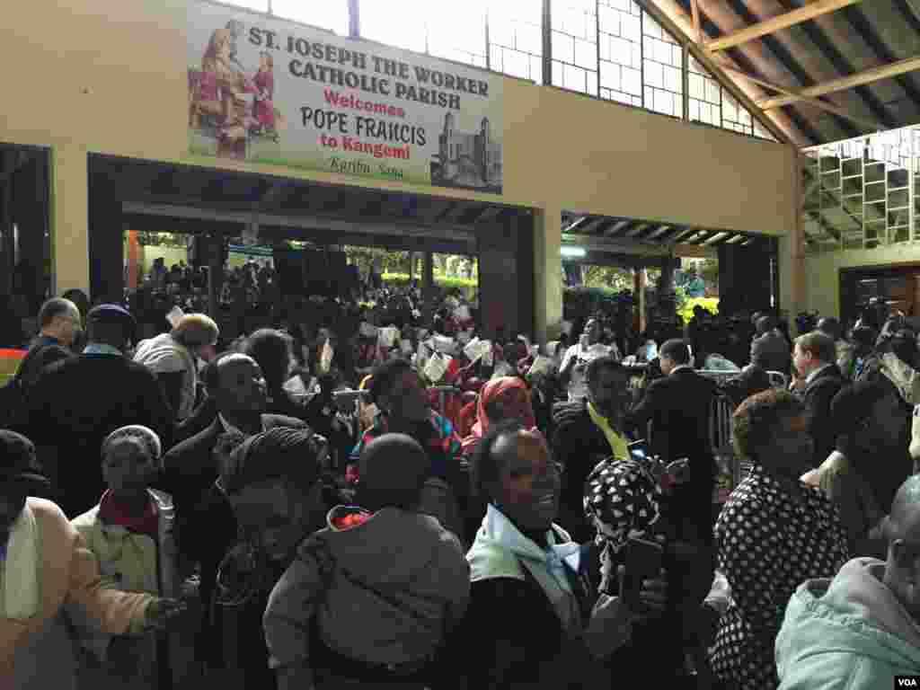 Yayin Da Jama'a Ke Jiran Isowar Fafaroma A Kangami Kasar Kenya, Nuwamba 27, 2015. 