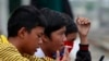 Sejumlah pelajar sedang merokok di pinggir rel kereta, di Jakarta, 24 Mei 2012. (Foto: Beawiharta/Reuters, arsip)