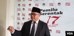 Ketua KPU Arief Budiman usai melantik anggota KPU Kabupaten Kota di Kantor KPU, Jakarta, Kamis (14/3). (Foto: VOA/Sasmito)