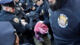 Policajci su pritvorili demonstranta tokom protesta nakon što su američki imigracioni agenti uhapsili palestinskog studenta demonstranta Mahmouda Khalila na Univerzitetu Kolumbija u Njujorku, 10. marta 2025.