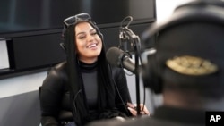 Amani Al-Khatahtbeh, pendiri Muslimgirl.com, sedang rekaman siaran podcast di kantor pusat Spotify, New York, 19 Desember 2019. (Foto: AP)