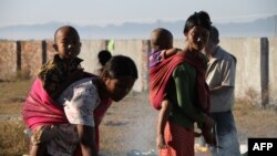 ရခိုင်ပြည်နယ်တွင်း နှစ်ဘက်တိုက်ပွဲတွေကြောင့် ထွက်ပြေးတိမ်းရှောင်ခဲ့ရသော စစ်ဘေးဒုက္ခသည် မြိုတိုင်းရင်းသား မိသားစု (ဇန်နဝါရီ ၂၅၊ ၂၀၁၉)