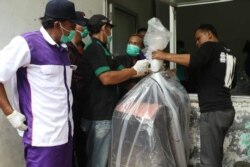 Pemkot Solo membakar sejumlah satwa, diantaranya kelelawar dan kalong, di Pasar Hewan Depok untuk mengantisipasi tersebarnya virus corona.