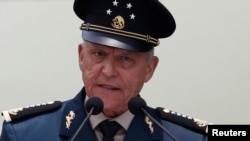 Mantan Menteri Pertahanan Meksiko Jenderal Salvador Cienfuegos (saat masih menjabat), memberikan keterangan di sebuah acara di Mexico City, Meksiko, 12 Juli 2017. (Foto: dok).