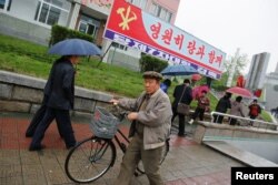 6일 북한의 7차 노동당 대회가 열리는 평양 4.25 문화회관 주변에 당 대회를 알리는 간판이 걸려있다.