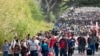 Rombongan migran bergerak menuju AS dari Tapachula, negara bagian Chiapas, Meksiko, pada 24 Desember 2023. (Foto: AFP)