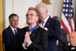 ประธานาธิบดีสหรัฐฯ โจ ไบเดน มอบเหรียญเกียรติยศประธานาธิบดี (Presidential Medal of Freedom) ให้แก่ โบโน่ นักร้องนำวงดนตรีร็อคชื่อดัง ยูทู (U2) เมื่อวันเสาร์ที่ 4 ม.ค. 2025 ในพิธีซึ่งจัดขึ้นที่ทำเนียบขาว