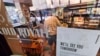 Salah satu gerai Starbucks di West Side, New York memasang informasi tentang jam tutup toko pada jendelanya, Selasa, 29 Mei 2018. 