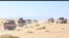 Tentara dari pihak pemerintah Yaman menaiki truk pick-up yang bergerak menuju garis depan pertempuran melawan pasukan Houthi di Marib, Yaman, pada 14 Januari 2022. (Foto: Reuters/Yemeni Armed Forces/Handout via Reuters)