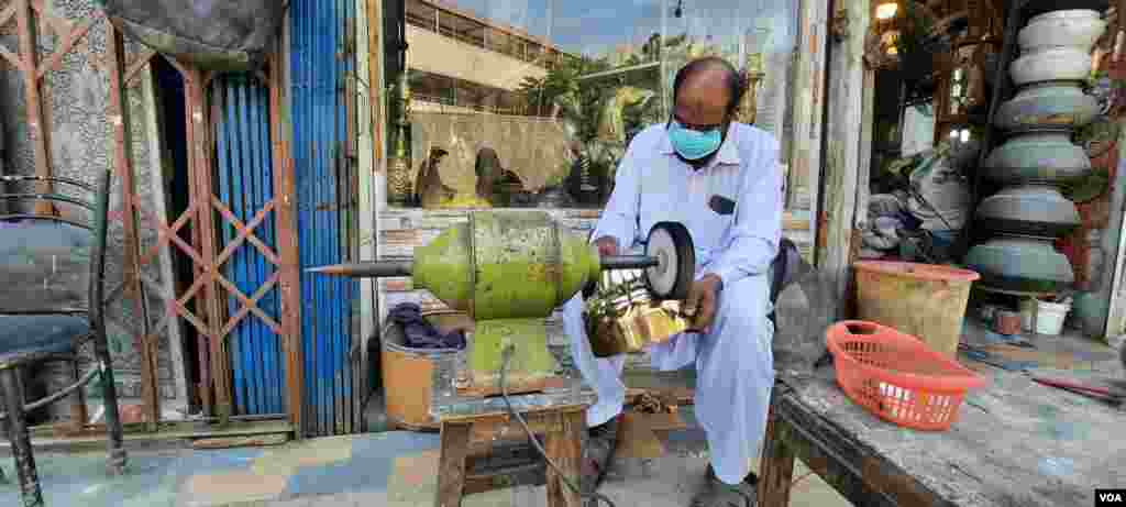 دکانوں کے مالکان کے مطابق یہ کام ان کے آباؤ اجداد سے ان تک منتقل ہوا ہے۔