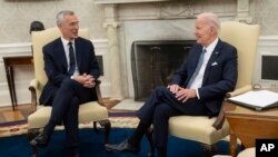 ARHIVA - Američki predsjednik Džo Bajden na sastanku u Bijeloj kući sa generalnim sekretarom NATO-a Jensom Stoltenbergom (Foto: AP/Manuel Balce Ceneta)