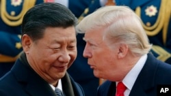 Американскиот претседател Доналд Трамп разговара со кинескиот претседател Шји Џјинпинг за време на церемонија за добредојде во Пекинг на 9 ноември 2017 година
