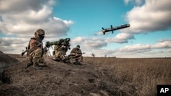 Ukrajinska vojska lansira Džavelin rakete (Foto:Ukrainian Defense Ministry Press Service via AP)
