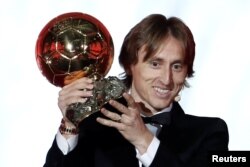 지난 3일 프랑스 파리에서 열린 제63회 ‘발롱도르(Ballon d'Or)' 시상식에서 수상한 크로아티아 출신의 롱루카 모드리치 선수가 트로피를 들어 보이고 있다.