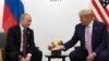 Predsednik Rusije Vladimir Putin i predsednik SAD Donald Tramp na sastanku u Osaki