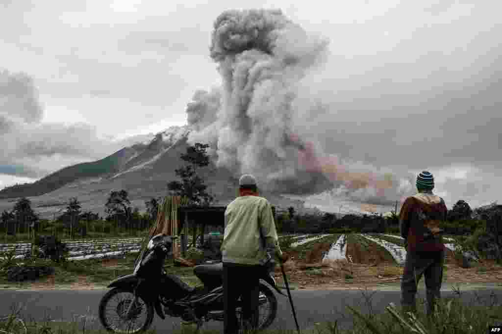 Dutse Mai Aman Wuta A Indonesia, Oktoba, 24, 2017