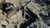 Anggota layanan darurat berdiri di lokasi hotel yang terkena rudal di Kramatorsk, wilayah Donetsk, setelah otoritas setempat mengatakan Rusia melancarkan beberapa serangan di wilayah Ukraina, di tengah serangan Rusia terhadap Ukraina, 25 Agustus 2024. (Foto: Reuters)