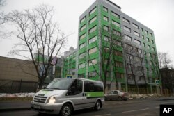 Foto yang diambil pada 27 Oktober 2017 ini menunjukkan mobil stasiun televisi milik pemerintah Rusia RT melewati gedung perusahaan tersebut di Moskow.